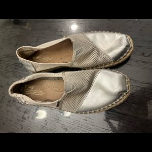 TOMS Womens Silver Mesh Cap Toe Flats, sz 8.5